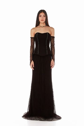 فستان سهرة بني من الدانتيل بتفاصيل البيبلوم